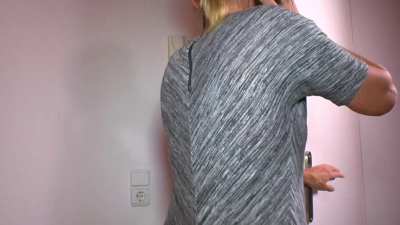 Horny girls want to fuck: Cewek dewasa rambut pirang ini lagi asik dan sampai mengerang...