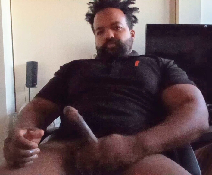 Eddie Venezuela: Thick Mixed Latino Bear Jacks off to Porn