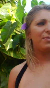 Hete blonde buurvrouw vingert zichzelf buitenshuis en neukt dan met een dildo binnenshuis