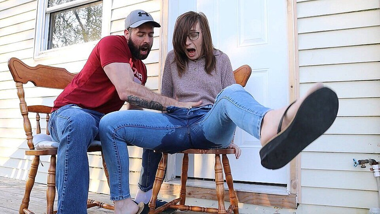 JessTonySquirts: Chorros afuera en mis jeans - vecinos mirando