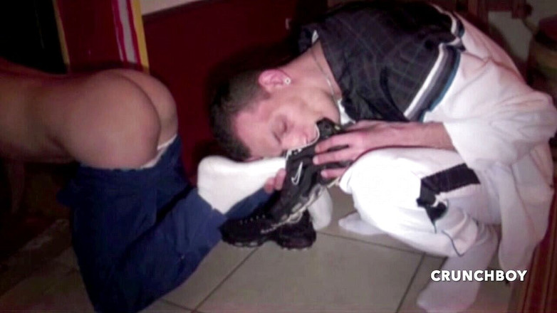 Sneaker gay: Si jalang diserahkan kepada kaki dan penyelidik badboy dalam jogging