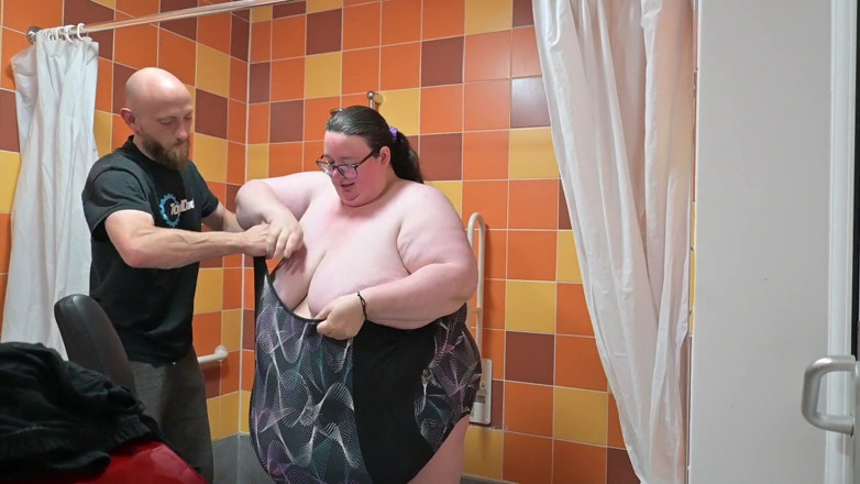 SSBBW Hunter: SSBBW Gets Into Tight Swim Wear