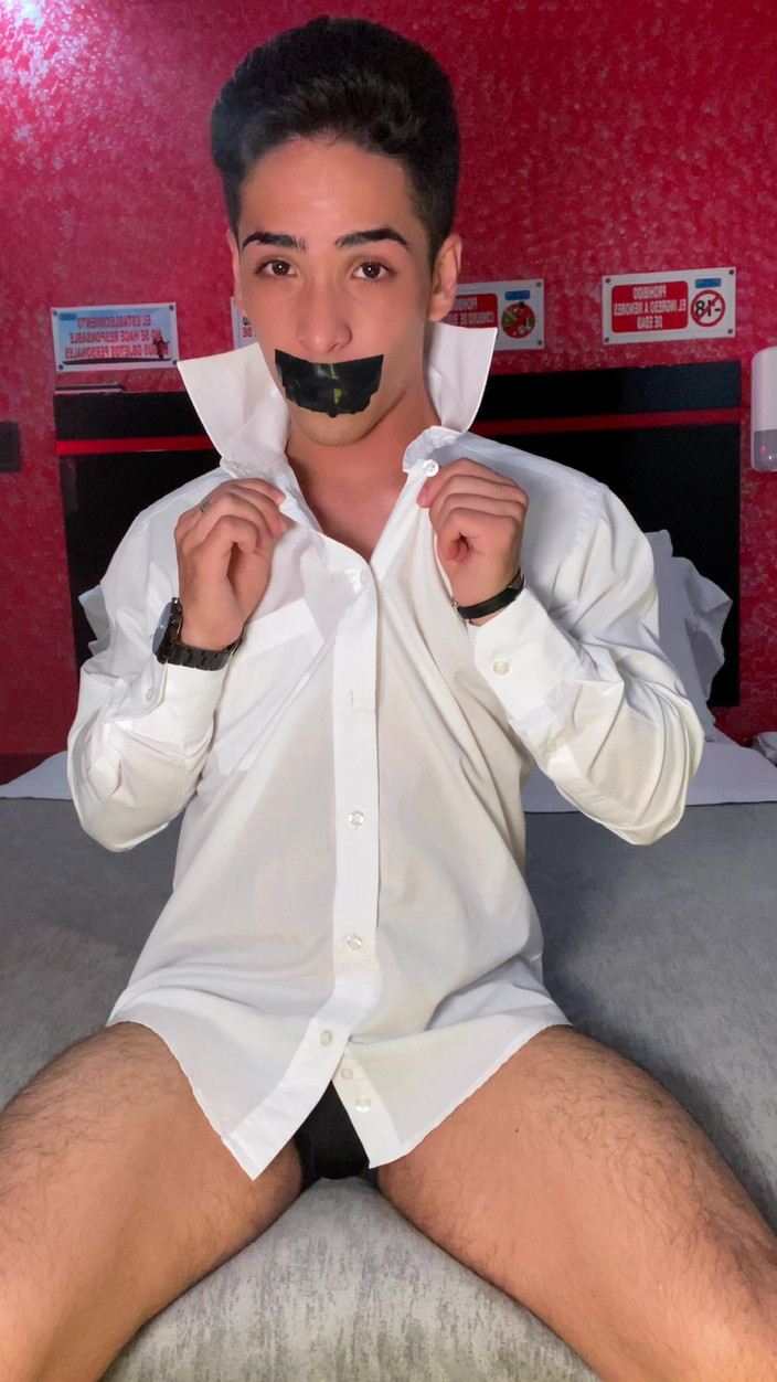 aodaboy: मेरे मुंह में सफेद शर्ट और रिबन