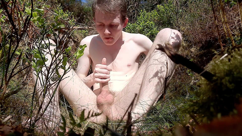 Forest Boi: Khỏa thân trong rừng sục cu