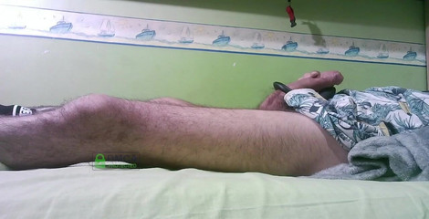 The girls' cave of fear: En jouant avec mon jouet, je jouis sans me toucher...