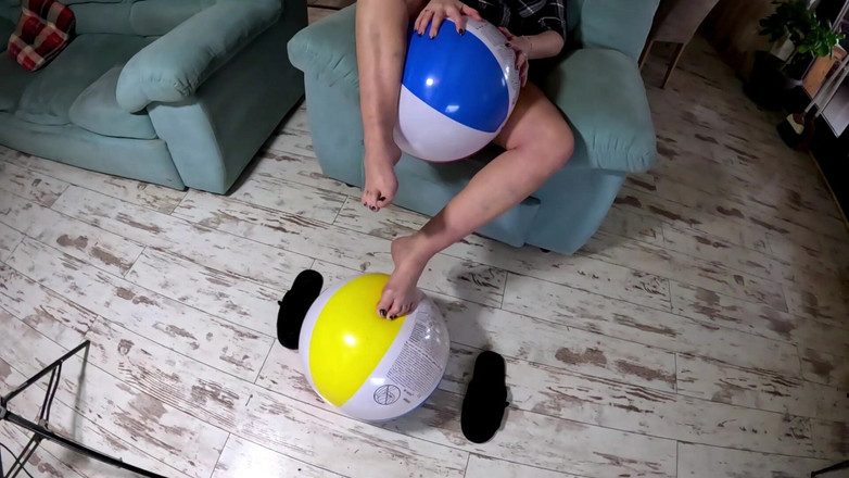 MilfyCalla: Plaj topu basıncı çıplak ayakla sikiş, deve toynağı ve kalça ezme