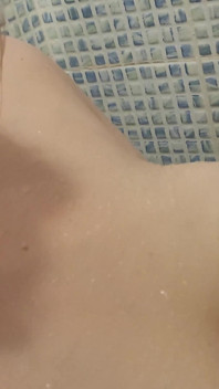 Si blonde panas menghisap zakar dan mengambil nektar di muka dan teteknya di bilik mandi sauna