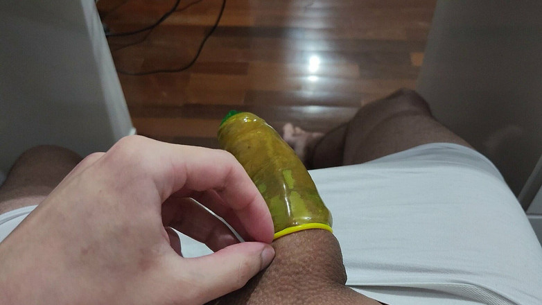 Lkdick8: Provando a mettere un preservativo sul mio enorme cazzo 2