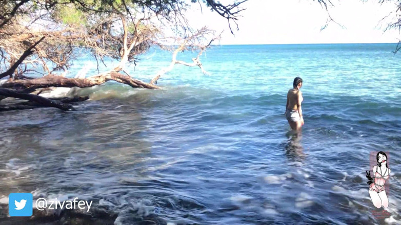 Ziva Fey: Ziva Fey - Ficando molhada totalmente vestida no oceano