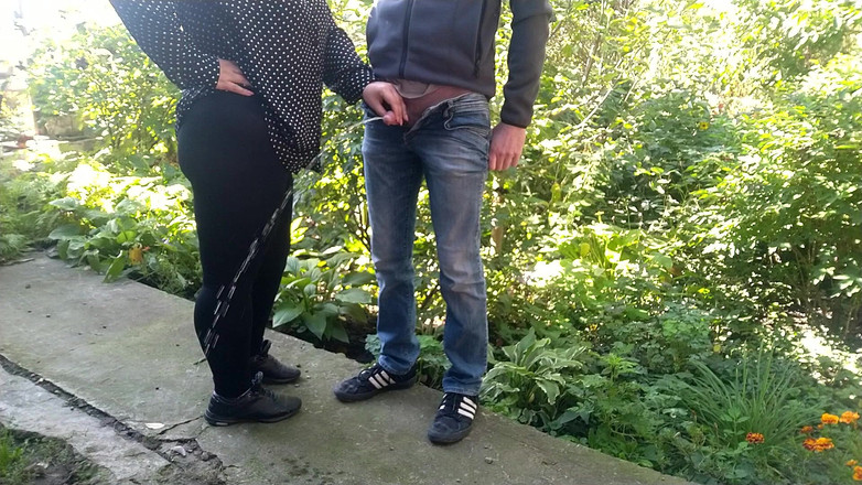 OurFetishLife: 大屁股熟女在我喜欢撒尿的时候拿着我的鸡巴