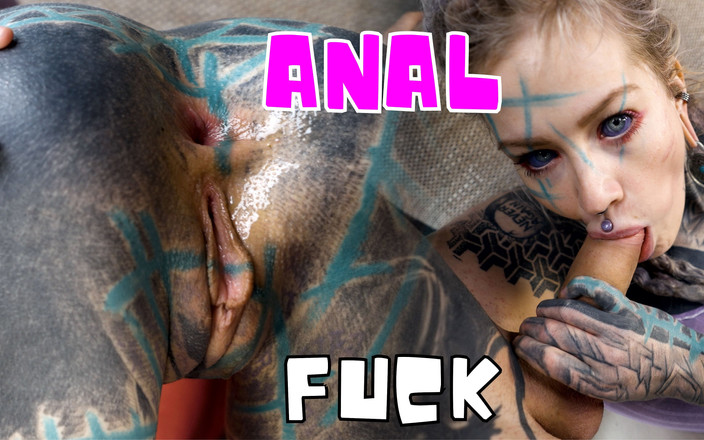 Anuskatzz: Dövmeli hippi büyük yaraklı dildoyla anal sikişiyor