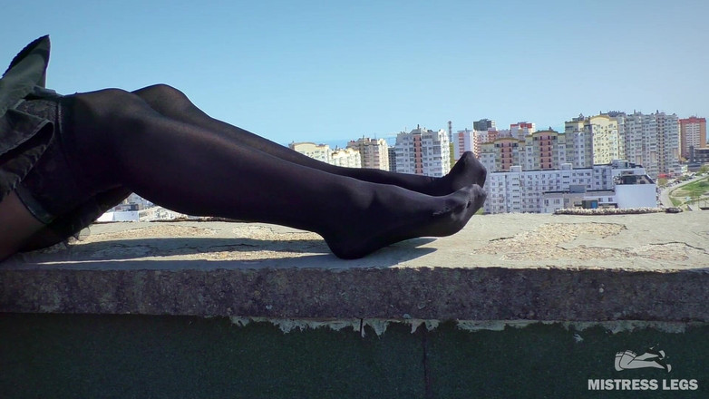 Mistress Legs: Sky-high semelle séduction : taquiner les orteils de sheer au noir...