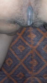 Ho chiamato una studentessa desi a casa mia e mi sono fatto una bella scopata. Mi sono divertita molto a rompere il suo timbro.
