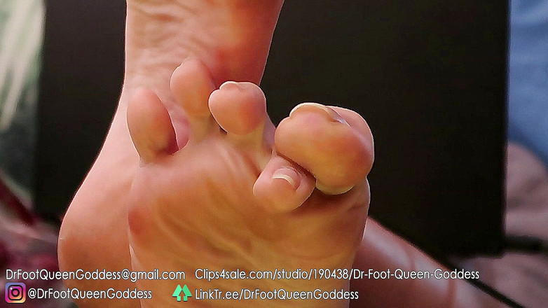 Dr. Foot Queen Goddess: 坦率的办公桌底弯曲脚趾摆动 第2部分