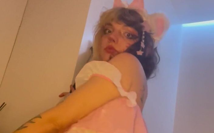 Soft Vulgar: Симпатичная тинка в розовом нижнем белье, короткое видео