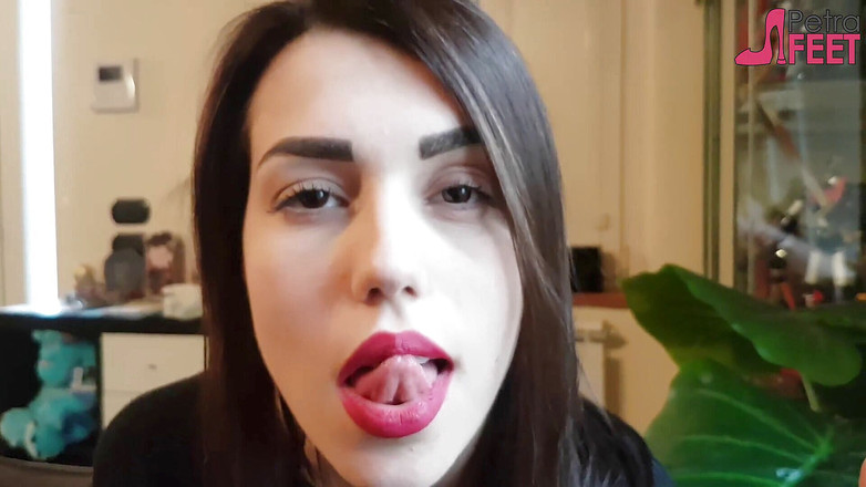 Smokin Fetish: 美しい女の子とのクローズアップで喫煙