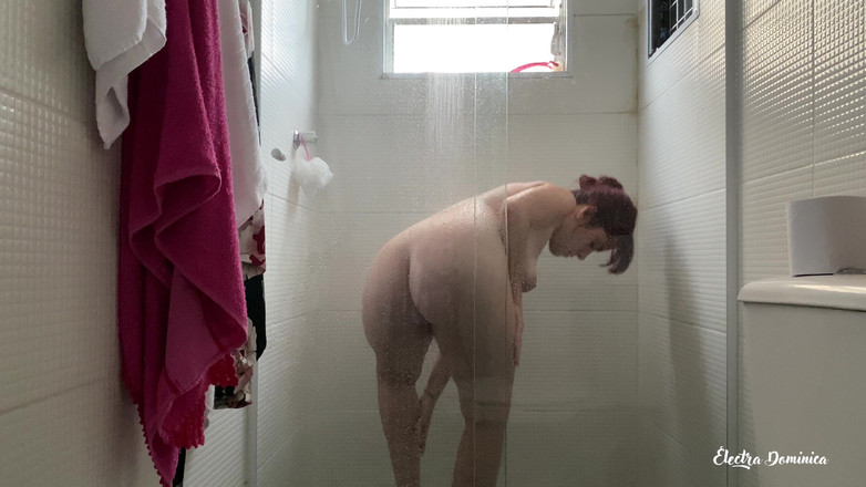 Curious Electra: 彼女はシャワーを浴びています、彼女の体は完璧です
