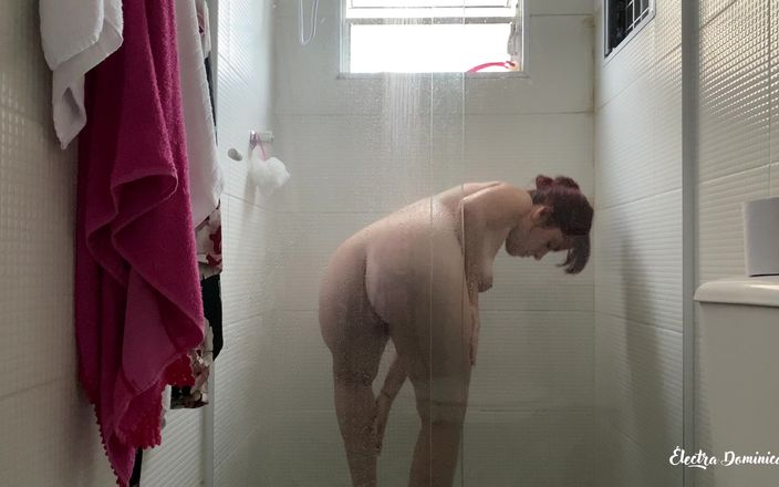 Curious Electra: Bierze prysznic, jej ciało jest idealne
