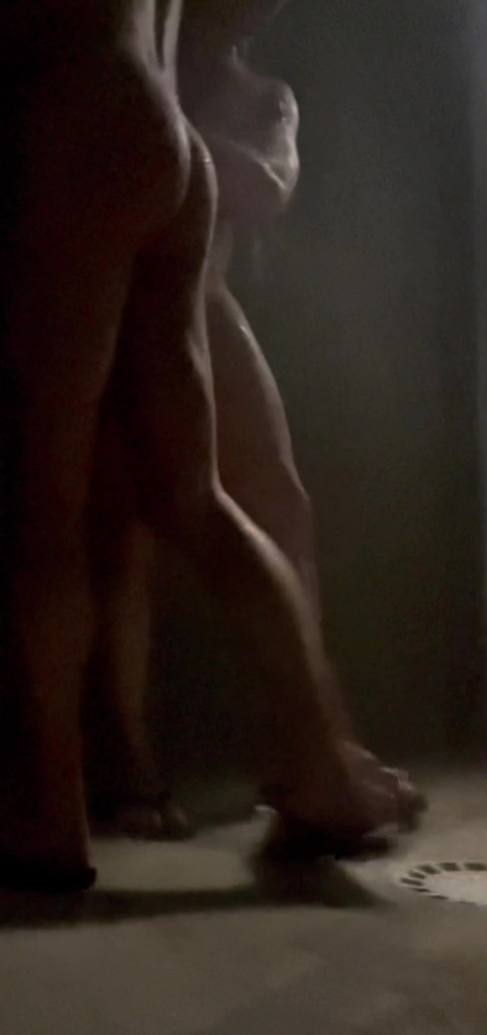 AmateurBoysPissing: J’ai Surpris Le Beau Cul D’un Minet Et Un Mec...