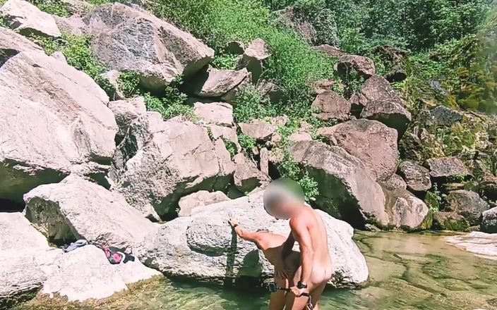 Sportynaked: Jebanie na świeżym powietrzu pod wodospadem
