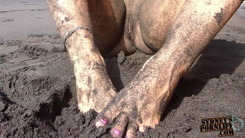Sydneys porn life: Dirty feet, soles & ass fetish on nudist beach!