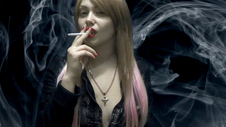 Goddess Misha Goldy: 这里有很多烟