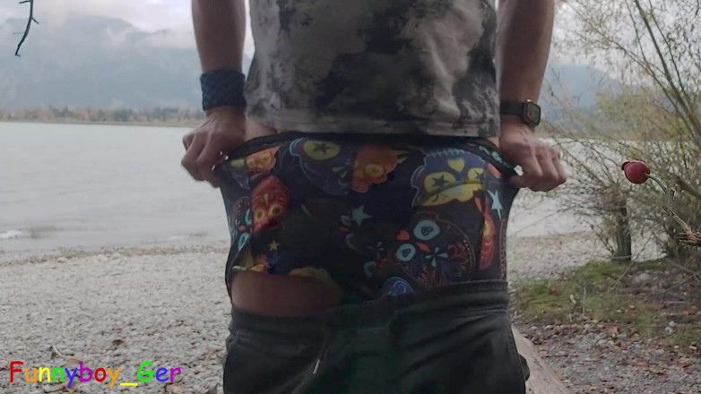 Funnyboy-Ger: Un loc de vis în aer liber lângă lac pișare, masturbându-se și...