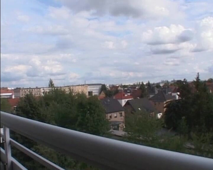 Deutscher hardcore: Une belle Allemande mince chevauche une grosse bite comme une...