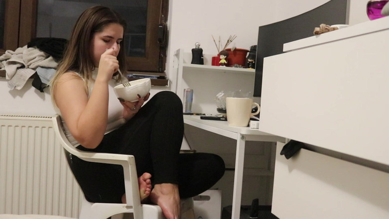 NipsAndStrips: beim essen auf meinem schreibtisch