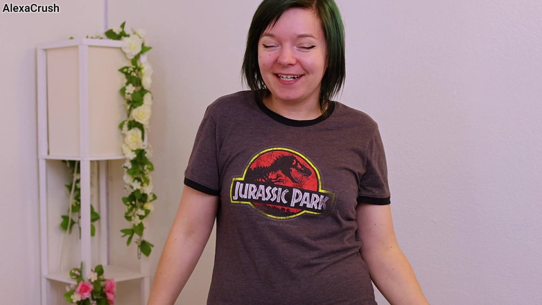 AlexaCrush: İlk kez erkek arkadaşının önünde çıplak