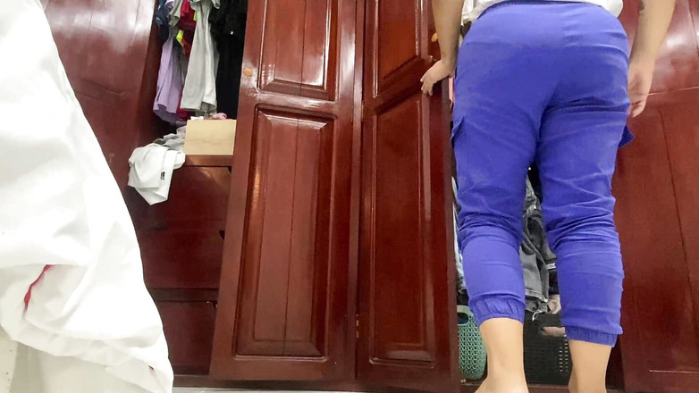 irina69star: Adik tiri menukar pakaian