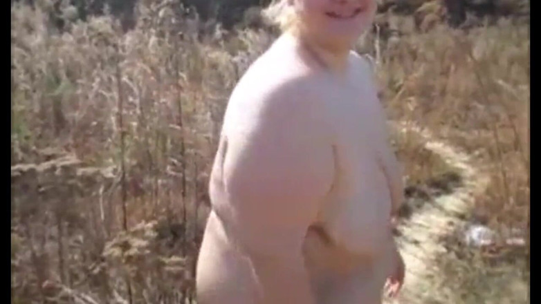 Fat House Wife: Une femme laisse le voisin l'inséminer dehors en l'abandonnant facilement...