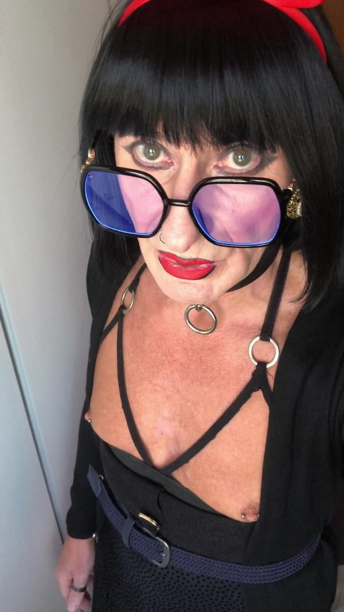 Andreina Naty: おっぱいピアスとウォーキング