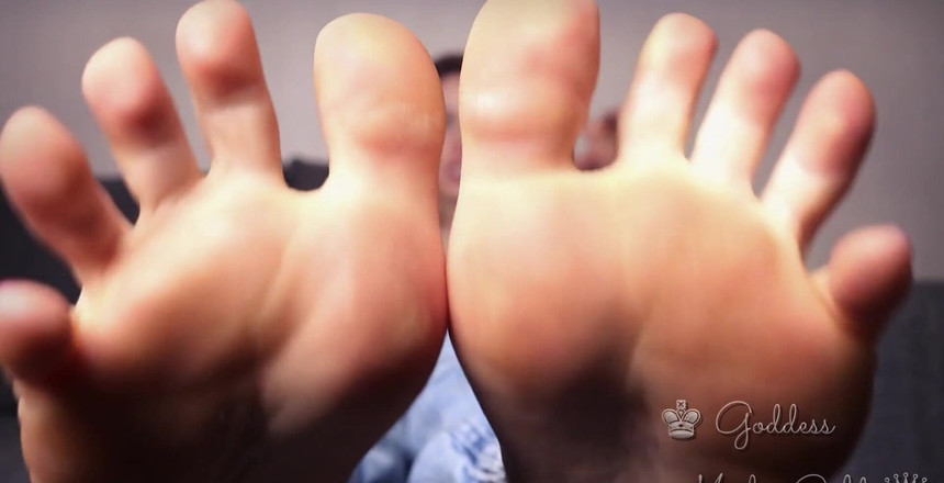 Goddess Misha Goldy: Chceš tak zoufale lízat moje zpocené nohy! Vaše závislost na...