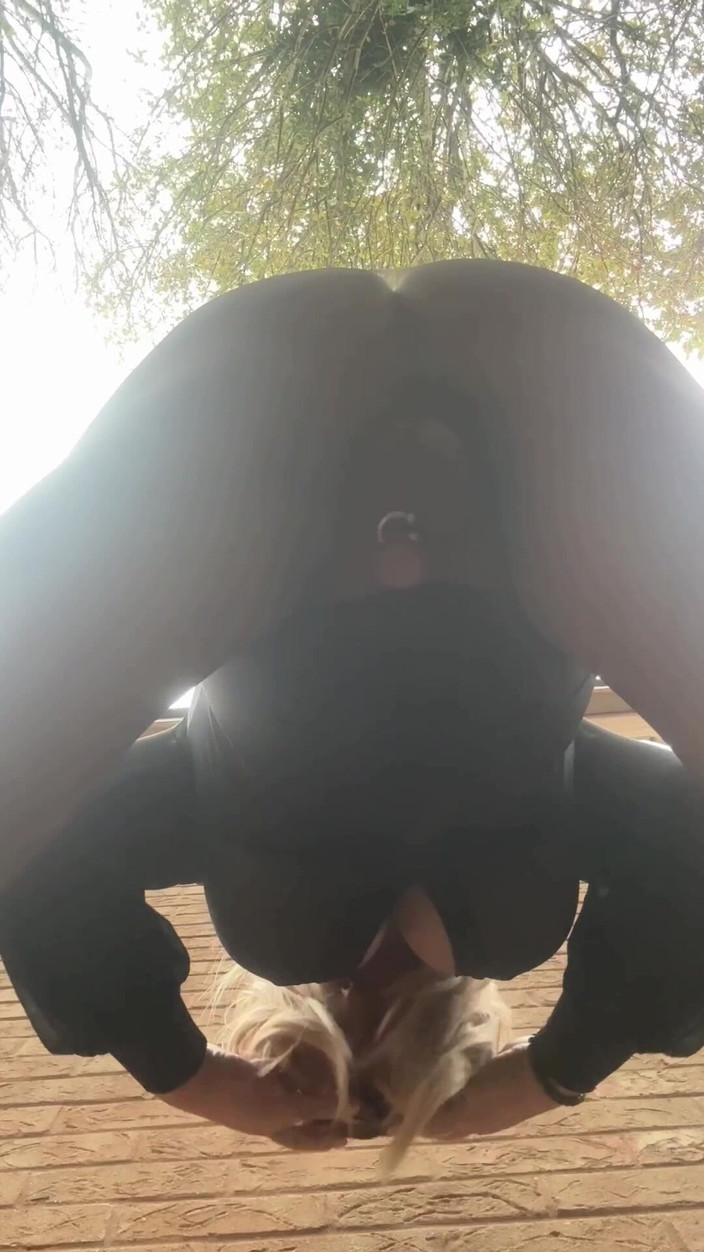 Kellycd2022: La sexy travestita kellycd2022 in un abito nero sexy con...