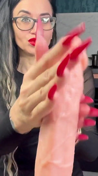Deusa das unhas longas vermelhas com cabelo comprido, morena
