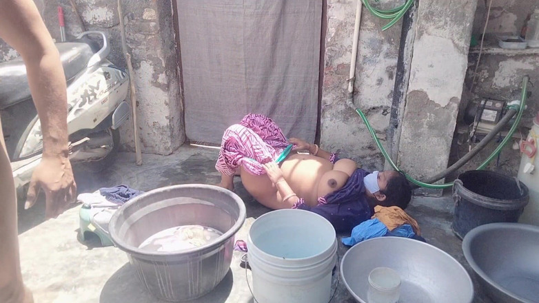 Yourgeeta8899: Esposa fodida enquanto lava roupa