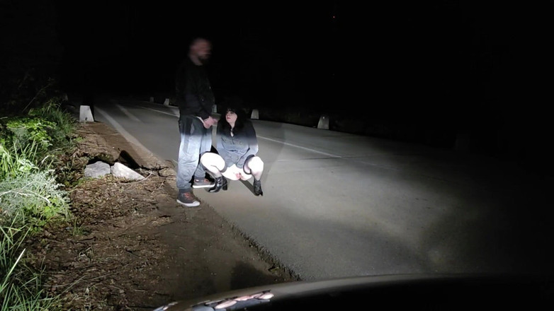 Toilet Mommy: 一边吮吸我的鸡巴一边让这些腿张开性爱和撒尿