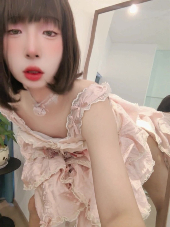 CD_XiXiouo: O doamnă drăguță asiatică este dependentă de pule negre în gura și...