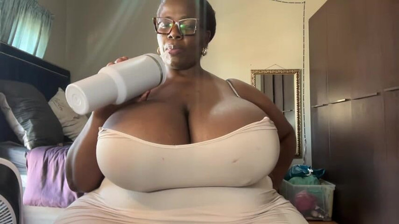 Legendary Booty Overdose: エッチなぽっちゃり系のからかいと跳ねるおっぱい