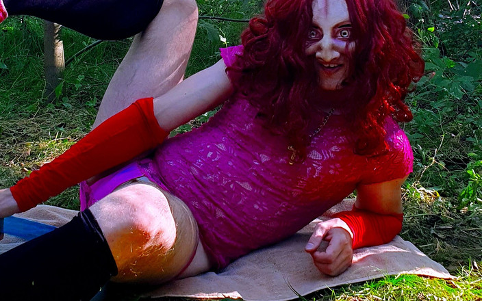 Demon Bitch: Gorąca napalona demon suka zabawy sama w lesie