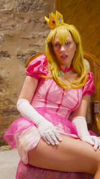 Sky Pierce jako princezna Broskev uspokojuje svou královskou kundičku, dokud se nevystříká - Super Mario Porno Cosplay Parodie