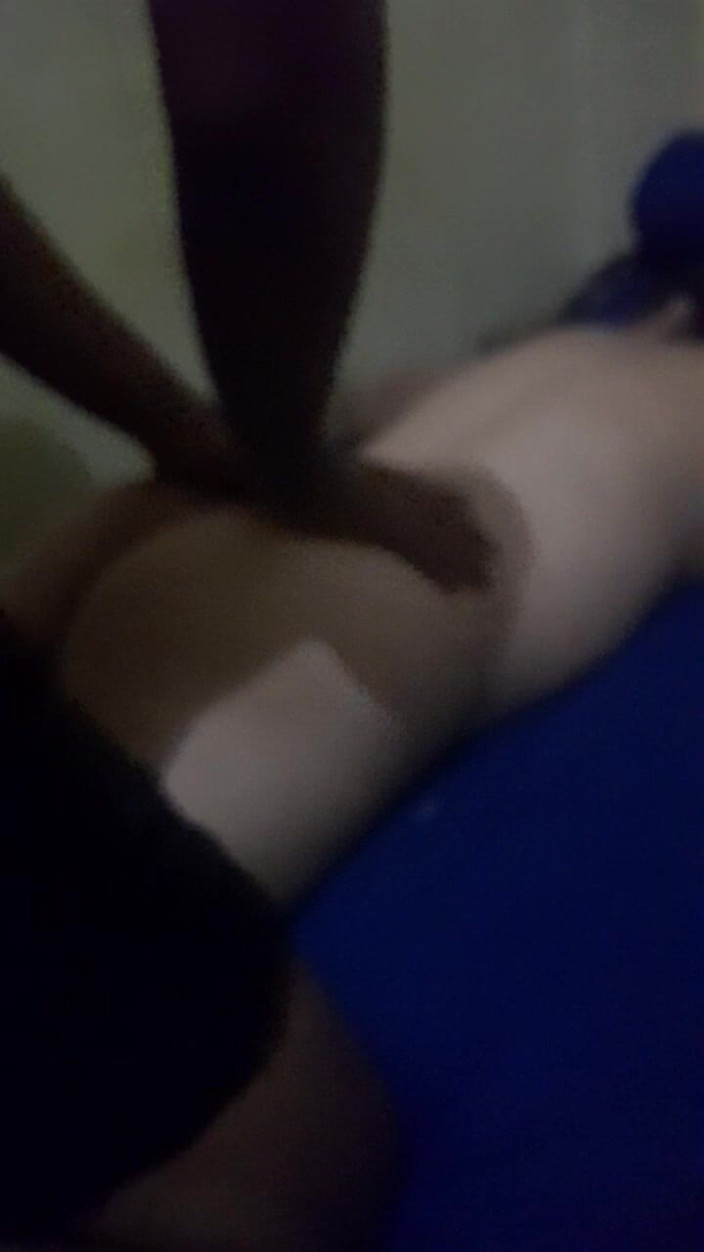 Angelina Pop: Masukkan batang kecil ke dalam pepek teman lelaki yang cantik