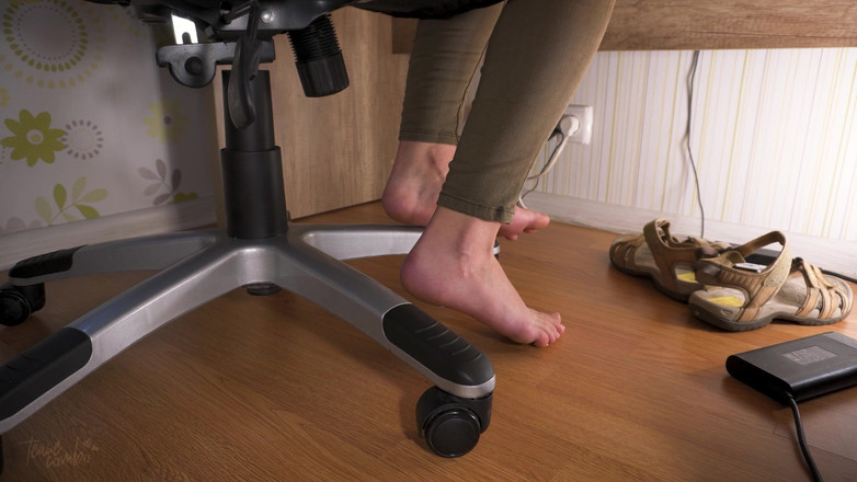 Teasecombo 4K: Suka banget sama kakinya dengan sandal yang usang di bawah...