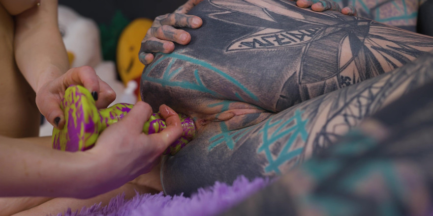 Miss Flora: Walka poduszki i lesbijska zabawa z anuskatzz