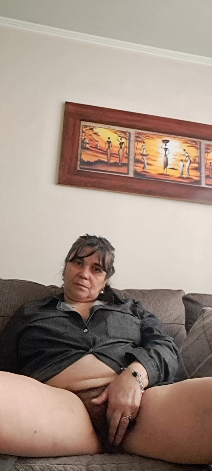 Mommy big hairy pussy: Madura milf seduciendo a un joven mostrando su coño