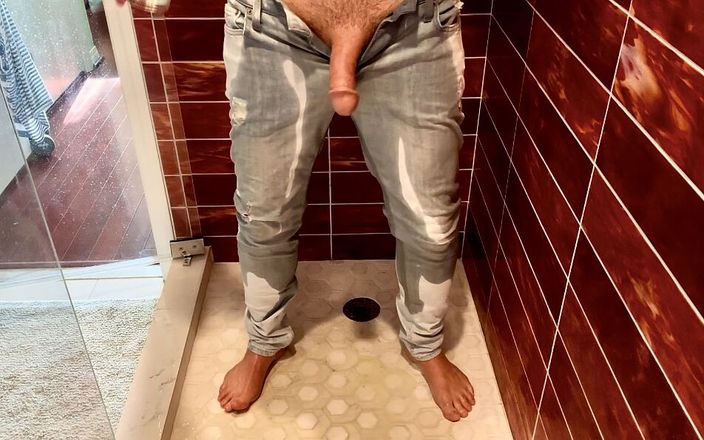 Barefoot Blake: Piss Naughtiness in the Shower