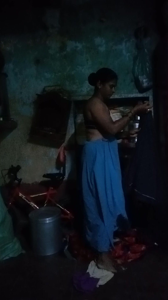 ShaliniD: Eu trocando de roupa em casa