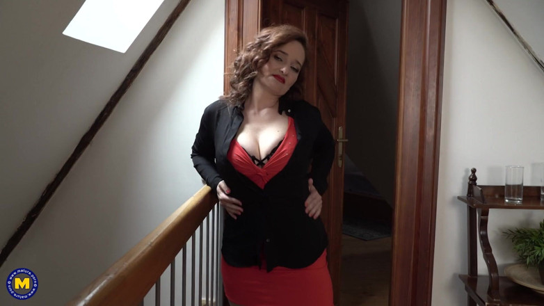 Mature NL: Z klasą cycata milf zamienia nimfomę w domu