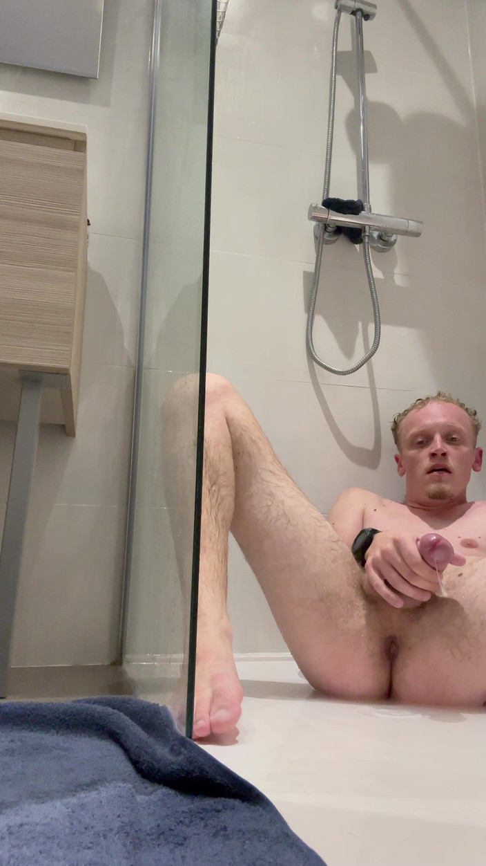 TinySimon: Французький чоловік робить шоу під час свого душу